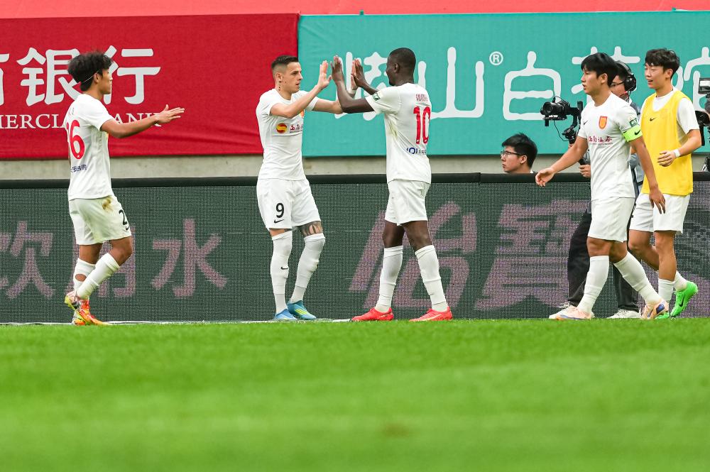 巅峰之路：足球巨星罗本的传奇生涯与辉煌瞬间